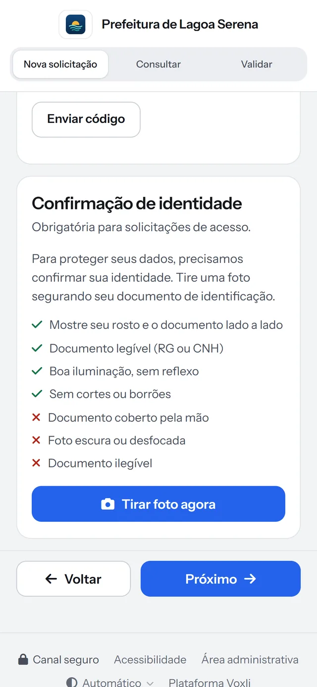 Titular confirma a identidade com uma selfie segurando o documento